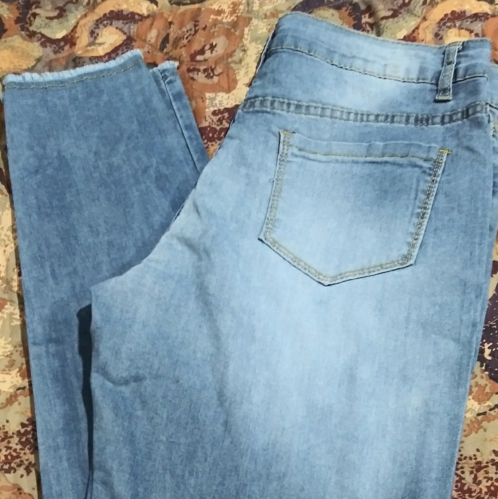 Light wash Skinny distressed cropped jeans